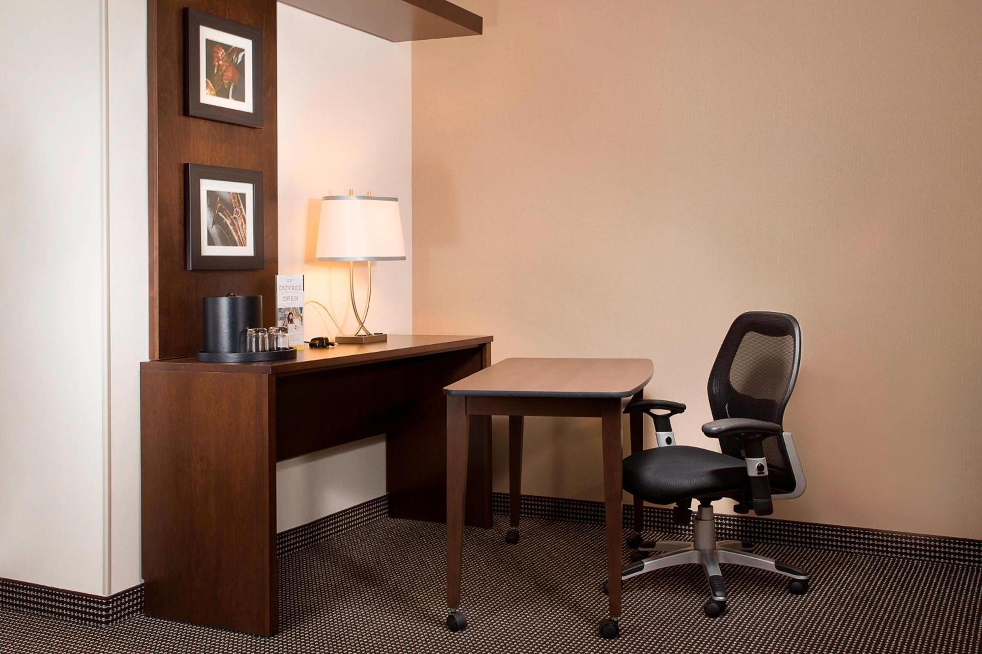 Courtyard Par Marriott Montreal Centre-Ville Экстерьер фото